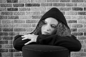 欧美伤心美女黑白摄影图片